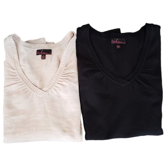 🪻BOGO🪻 TAKEOUT Lot of 2 Juniors Sweaters - Size Medium (1 is NWOT) - Picture 7 of 10